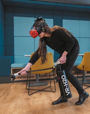 Femme tenant un extincteur immersif lors d'une formation en réalité virtuelle