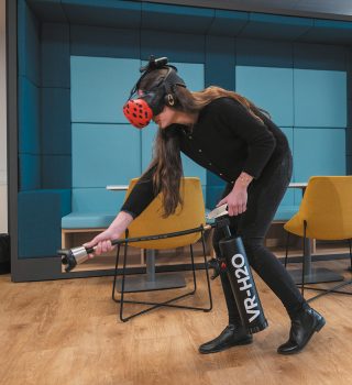 Femme tenant un extincteur immersif lors d'une formation en réalité virtuelle